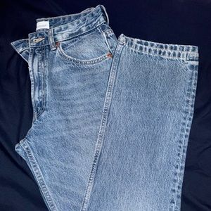 STRAIGHT LEG JEANS WITH A HIGH WAIST